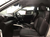 高いホールド性で運転姿勢が安定します。長距離ドライブでも疲れにくいのが魅力です。快適なドライビングライフをお送りください♪