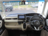 【インパネ周り】広々とした視界性の良い運転席です。ゆったりとした快適な乗り心地で運転できます。柔らかな配色でリラックス・リフレッシュできる時間を演出しました。