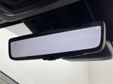 【デジタルルームミラー】車両後方カメラの映像をルームミラーに映すことが出来ます。 そのため、後席に人や荷物があって後方が見えづらい場合でもしっかり視界を確保することが出来ます。