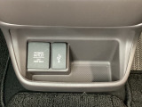 アクセサリーソケットはUSBのアダプターなどをつければ、スマホの充電にも使えます。横にはナビゲーション用の外部入力可能なUSB端子がついており、周辺には物が置けるボックスがついています。