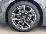 【BMWアロイホイル】軽量かつ強度に拘ったアロイホイル。走行性能ポテンシャルを引き出す設計。車の足元を引き締めてくれる大きなポイントはアロイホイルです。