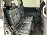 2列目ベンチシートです。席に隔たりがないので、小さなお子様を乗せる場合にも距離が近く感じるので安心感があります。