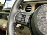 ステアリングにオーディオ操作スイッチが付いています。オーディオ画面に直接タッチしなくても操作が出来ますので、運転に集中できます。