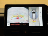 真上から見下ろしたような視点で車とその周囲を確認出来る画面と、車両後方を映し出すバックモニター画面の2つを表示してくれます。