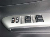 【パワーウインドゥマスタースイッチ】運転席より助手席やリヤドアガラスの開閉が出来るので便利ですね!運転席以外のウインドロック機能も付いています。