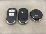 スマートキーを装備しています。鍵を差し込むことなくドアロックの開け閉めと、スタートボタン操作でのエンジンスタートができます。加えて、純正リモコンエンジンスターター用の操作キーもついています。