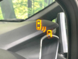 【ブラインドスポットモニター】走行中、ドアミラーの死角になりやすい箇所に後続車が接近するとサイドミラーのレンズに警告を表示!ドライバーに注意喚起をしてくれます。