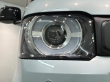 LEDヘッドライトは、点灯の瞬間から最大光量を発揮し、突然暗くなるトンネルなどでの安定感を高めます。