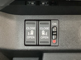 リアドアは乗り降りに便利な両側電動スライドドアです。また運転席に座っていながらスイッチ操作で自在にスライドドアを開け閉めできます。