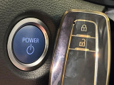 【スマートキー】カバンやポケットに入れたままでもドアの施錠・解錠が可能なスマートキーを装備。エンジンのオン・オフ時もカギを取り出す必要が無いからとっても便利です♪