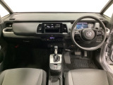 車内は光触媒抗菌消臭施工済です。インパネ周りはスタイリッシュなデザインで機能や装備も充実しています。グローブボックスやカップホルダーのほかにトレーなどたくさんの収納スペースが付いています。