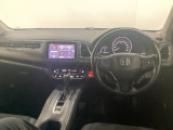 車内は光触媒抗菌消臭施工済です。インパネ周りはスタイリッシュなデザインで機能や装備も充実しています。グローブボックスやカップホルダーのほかにトレーなどたくさんの収納スペースが付いています。