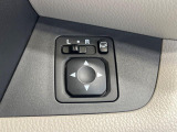 【電動格納ミラー】サイドミラーは電動格納式となっており、狭い駐車場でもキズがつくリスクを抑えられます。