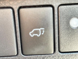 【パワーバックドア】スマートキーや運転席のボタンを押すだけでリアゲートが自動で開閉します!荷物を持っている時や、高い位置にあるバックドアを閉める際に便利な機能です♪