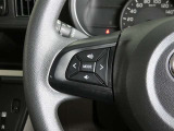 ステアリングスイッチ付き。前方から目を離すことなく操作することが可能です。
