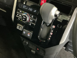 シンプルでスマートな操作のシフトレバーです