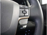 レーダークルーズコントロール(全車速追従機能付)付きです。車速に応じて追従支援してくれるので、ロングドライブも快適です。詳細は販売店スタッフまでおたずねください。