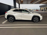 【安心のレクサス中古車保証付き】無料で1年間、走行距離は無制限です。さらに有料で、3年間まで延長可能、約60項目、5000部品が保証対象でございます。