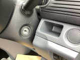 エンジンはイグニッションにキーを差し込むことで始動します。