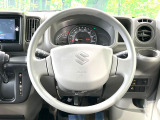 インテリアに合わせたデザインのステアリングは、運転される方のことも考え、運転しやすい形状、大きさです。是非一度、実際に触ってお確かめください。