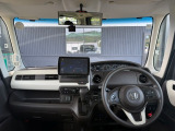 運転席から見たステアリング周辺の様子になります。シフトもインパネ内にスッキリ収納されており、操作が分かりやすく、運転しやすい配置になっております!