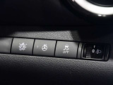 運転席の右側にはエマージェンシーブレーキ、ステアリングヒーター、VDCのスイッチが有ります。