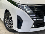 【LEDヘッドライト】悪天候や夜間走行時も良好な視界を確保し安心して運転できる高輝度LEDヘッドライトを装備!点灯速度が早く、消費電力も抑えられています。