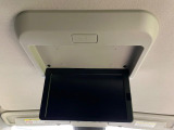 【フリップダウンモニター】大画面モニターで後席でもエンタメをお楽しみいただけます。小さなお子様にも大人気の装備です♪