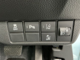 車がカーブの外側へ膨らんだり内側へ巻き込んだりする挙動を防止する横滑り防止装置、障害物センサー、万が一の時にあると心強いホンダセンシング機能-路外逸脱抑制機能・衝突軽減ブレーキ付きです!