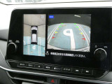 空の上から見下ろすように車の全周囲が表示されるアラウンドビューモニター☆駐車が得意になるとお出掛けも楽しくなります♪