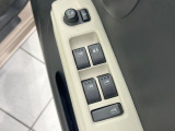 【電動格納ミラー】サイドミラーは電動格納式となっており、狭い駐車場でもキズがつくリスクを抑えられます。