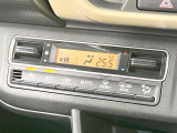 【オートエアコン】一度お好みの温度に設定すれば、車内の温度を検知し風量や温度を自動で調整。暑い&hellip;寒い&hellip;と何度もスイッチ操作をする必要はありません。快適な車内空間には必須の機能ですね♪