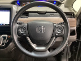 ハンドルにHondaセンシング系のクルーズコントロールやレーンキープアシストなどのスイッチと、オーディオの操作スイッチが装備されています。ハンドルから手を離さず安全に操作できます。