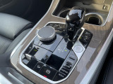【シフトノブ】BMWの高性能オートマチックは、ATセレクトレバーを左側に倒すことで、通常の「D」から「S」(スポーツ)または「M」(マニュアル)へと切り替えが可能です。