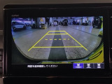 【バックカメラ】運転が苦手な方も車庫入れラクラクです!ギアをリバースに入れれば自動的に切り換わりますので、面倒な操作は不要です♪狭い駐車場もお車を傷つけず安心ですね!