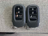 スマートキーです!!今や標準の装備になりつつありますよね!!ドアロック・アンロックも便利です!!