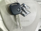 【キーレス】少し離れた場所からでもボタン一つでドアの開錠・施錠ができるのでとっても便利!ドアの鍵穴周りに傷をつけることもありません