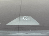【プリクラッシュセーフティ】前方の車両等を検知し、衝突しそうな時は警報で注意を促し、ブレーキを踏む力をサポート。ブレーキを踏めなかった場合は衝突被害軽減ブレーキが作動、衝突回避をサポートします。