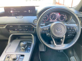 【運転席インテリアデザイン】左右対称のインテリアデザインでドライバーを包み込み運転に集中できるように設計されています。