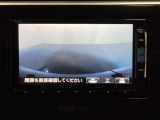 ギヤをR(バック)に入れるとナビの画面に後ろの映像が映るリアカメラ付です。後退時、コンディションが悪い視界でもカラーバックモニターがドライバーをサポートします。