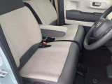 フロントシートです!!ベンチシートなので座席の移動もスムーズに出来ます!!足元も広く運転も楽ですよ!!