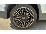 デザイン性の高い純正アルミホイール☆