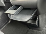 MAX3キロまで可能なトレーがエアコン操作部の下に付いてます☆★ちょっとした小物なども置いてもらえます♪