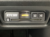 ハンドルの右下にETC2.0がついています。高速道路の料金所の通過も楽々です!。 カードの取り出しもしやすい場所についています。