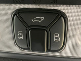 【両側スライドドア】駐車場で隣の車との間隔が狭く乗りにくい時、スライドドアなら安心!ドアオープン時も幅を取らず、開口部が広いので乗り降りがとっても簡単です。大きな荷物の出し入れも後席から可能♪
