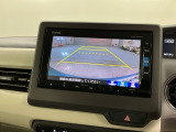 リバースギアに入れるだけで後方の表示へ切り替わります。夜間や雨の日の駐車も楽になりますよ。