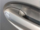 【デザインとの融合】BMWデザイナーが創り出したボディデザインを損なう事のない様に配置とデザインに拘っています。ドアノブについてもBMWの拘りに妥協はありません。