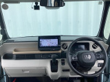 運転席周りです。カップホルダーや小物の収納などは必須ですよね!!使い勝手の良いつくりになっております!!