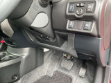 駐車ブレーキは手動式です