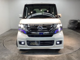 【HID】ディスチャージヘッドライトが装備されています。夜間走行時や雨の日に明るく安全に前方を照らすことが出来ます。対向車からも見えやすいので相手に接近を知らせることも出来ます。